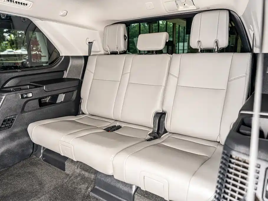 Toyota Sequoia — фото 16