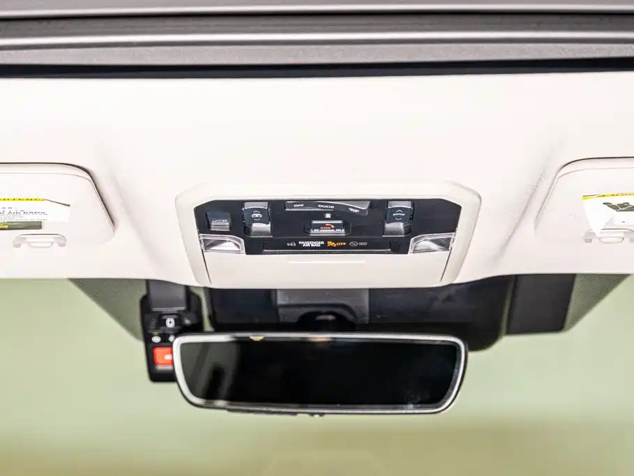 Toyota Sequoia — фото 17