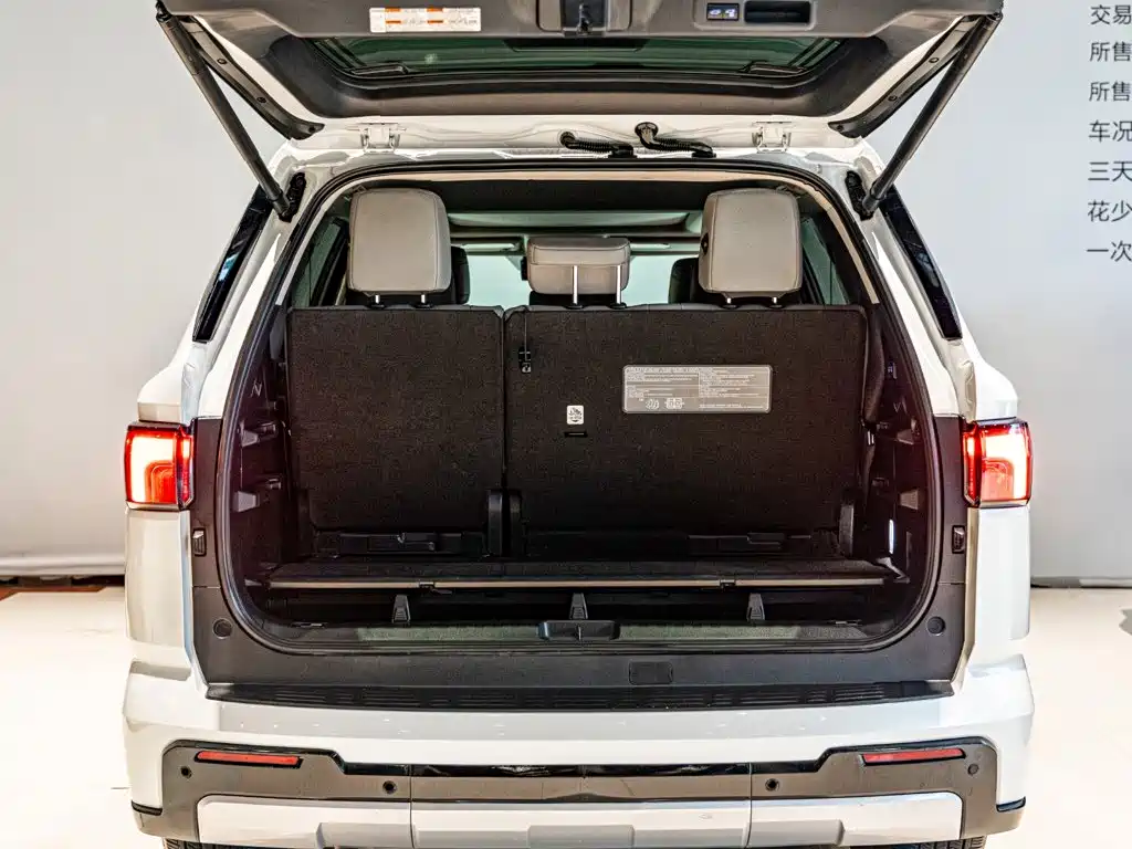 Toyota Sequoia — фото 18