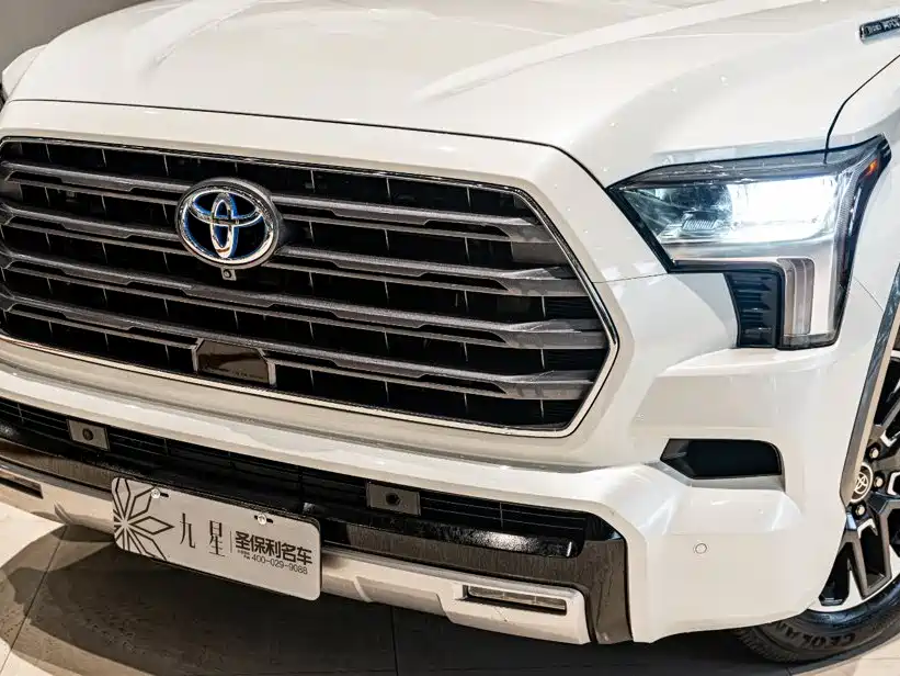 Toyota Sequoia — фото 19