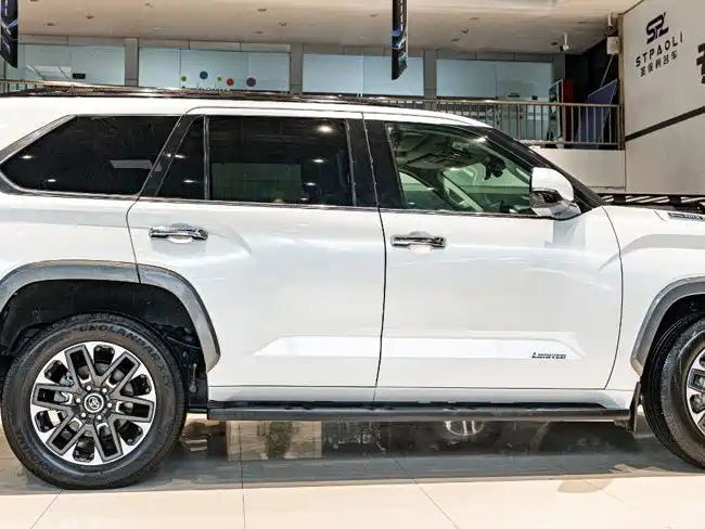 Toyota Sequoia — фото 4