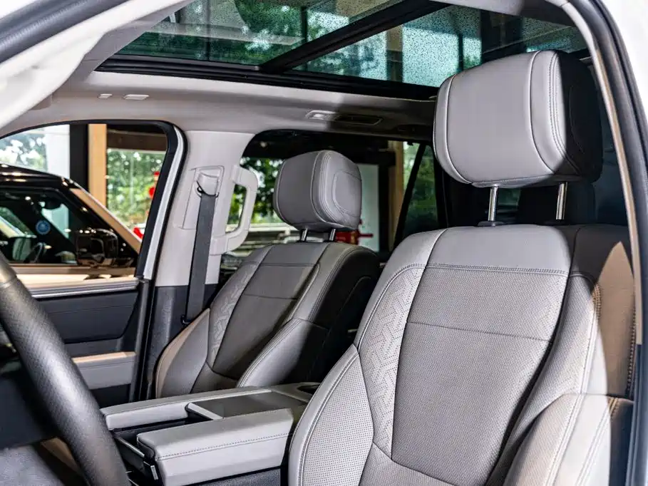 Toyota Sequoia — фото 8