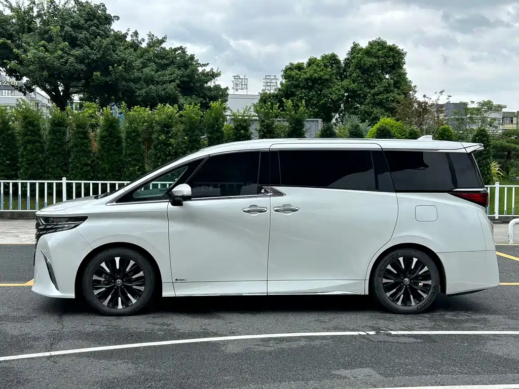 Toyota Alphard — фото 2