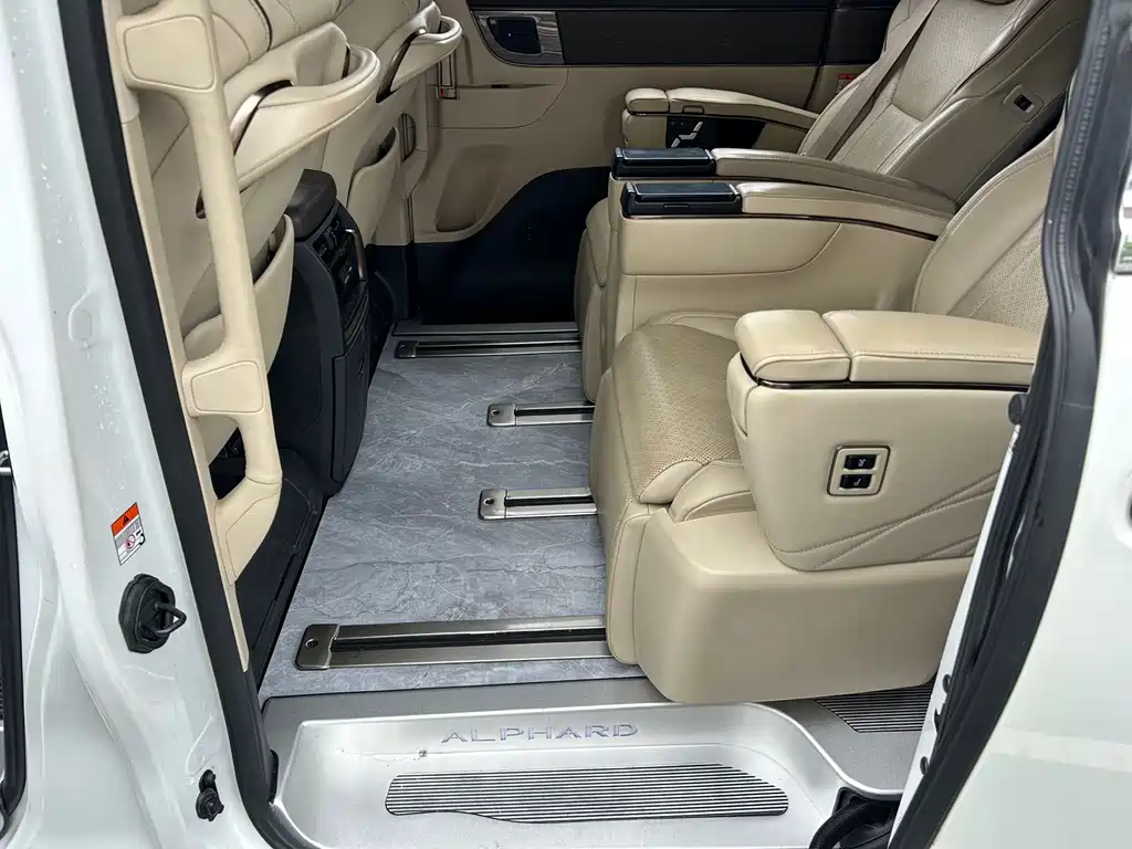 Toyota Alphard — фото 23