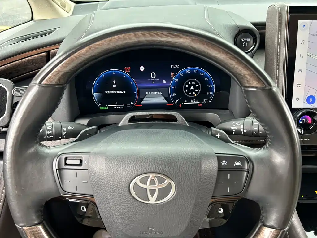 Toyota Alphard — фото 24