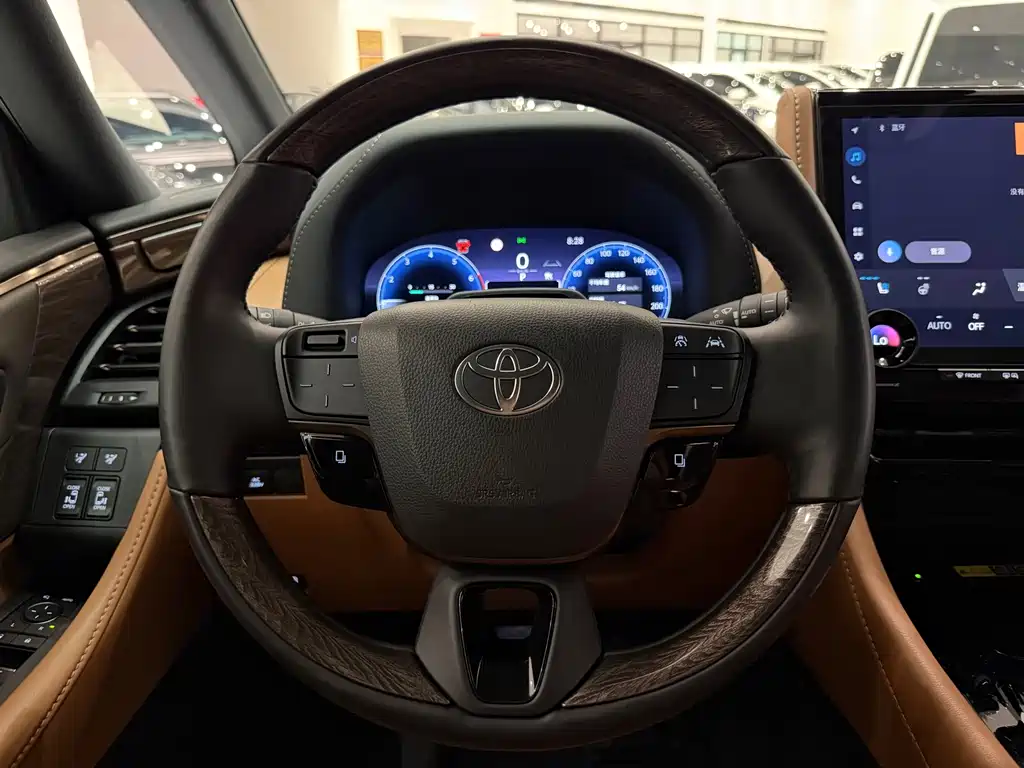 Toyota Alphard — фото 5