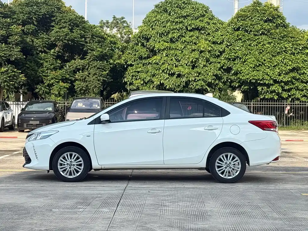 Toyota Vios — фото 4