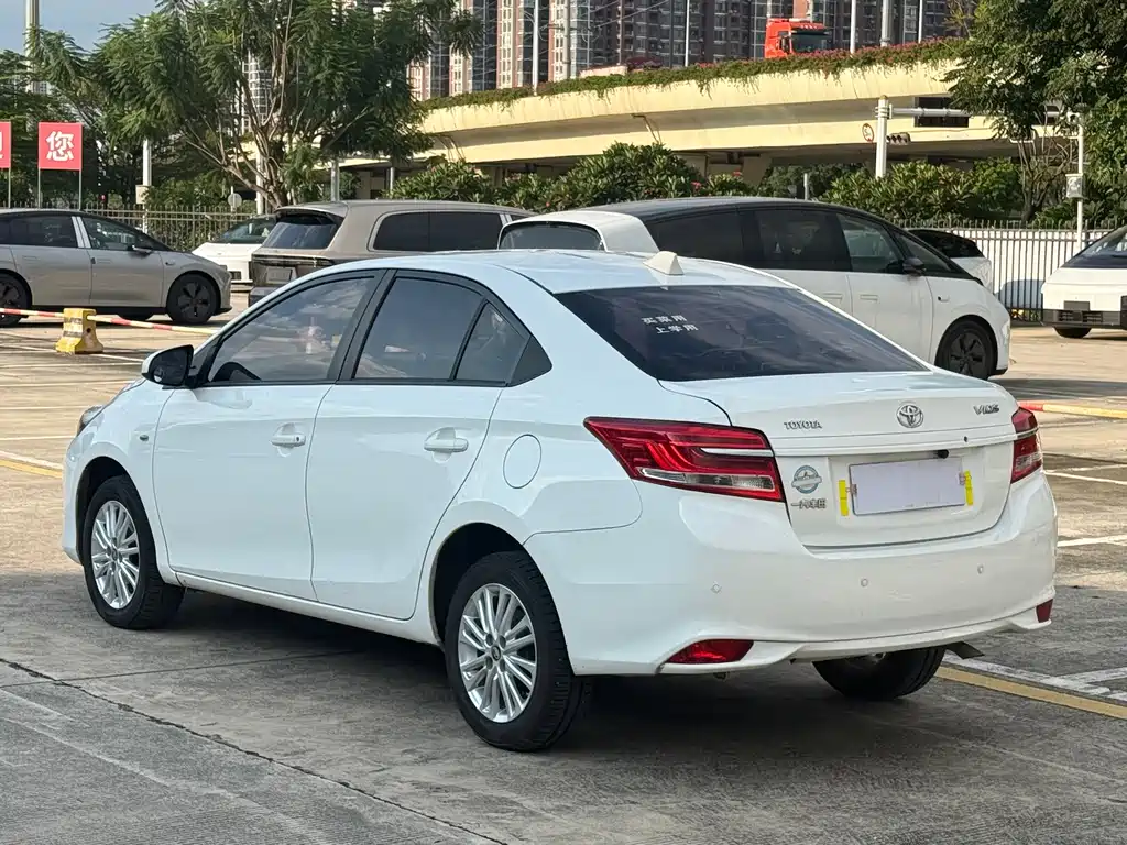 Toyota Vios — фото 5