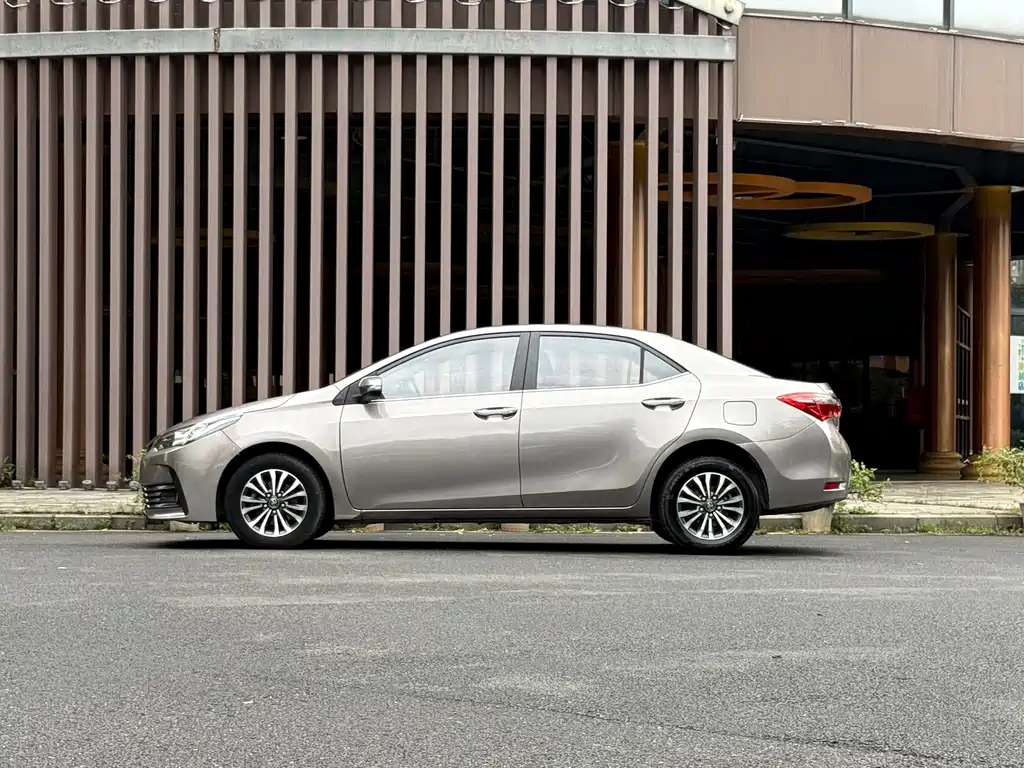 Toyota Corolla — фото 4
