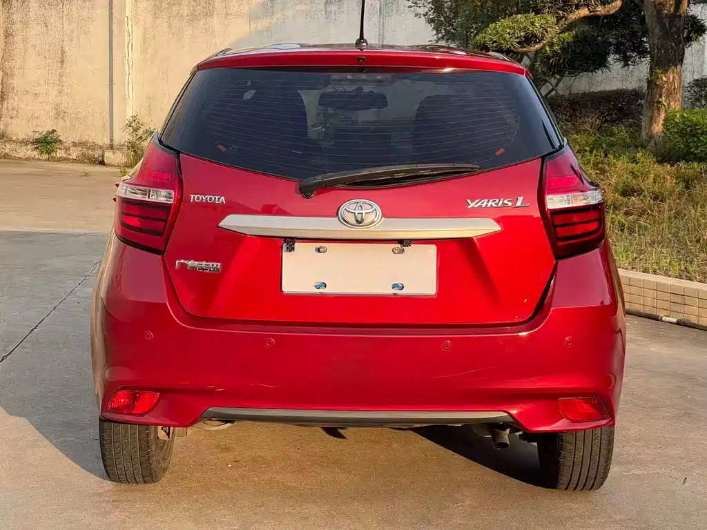 Toyota Yaris L — фото 4