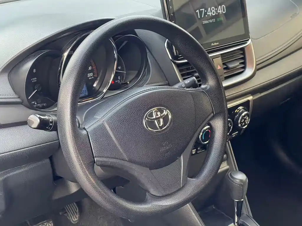 Toyota Yaris L — фото 5