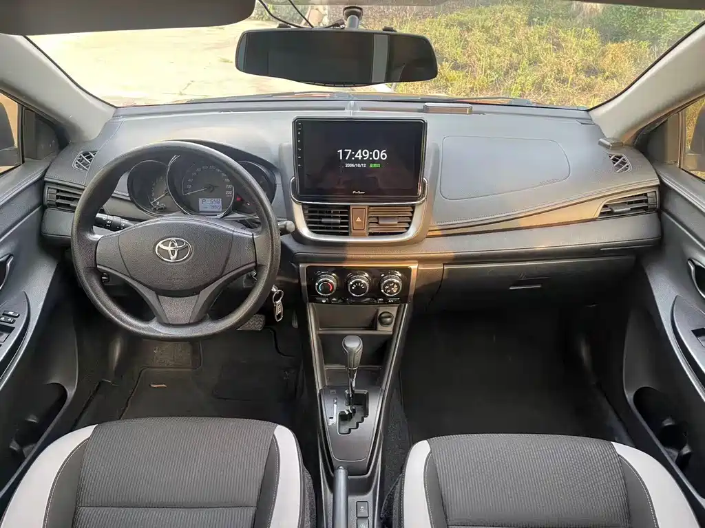 Toyota Yaris L — фото 8