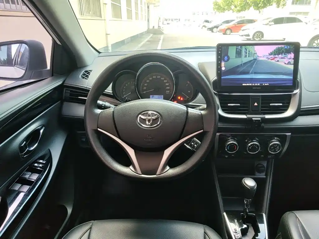 Toyota Yaris L — фото 11