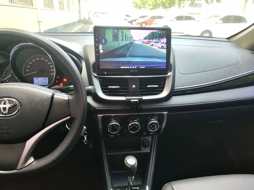 Toyota Yaris L — фото 13