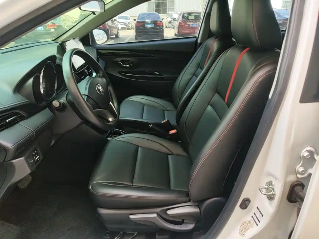 Toyota Yaris L — фото 15