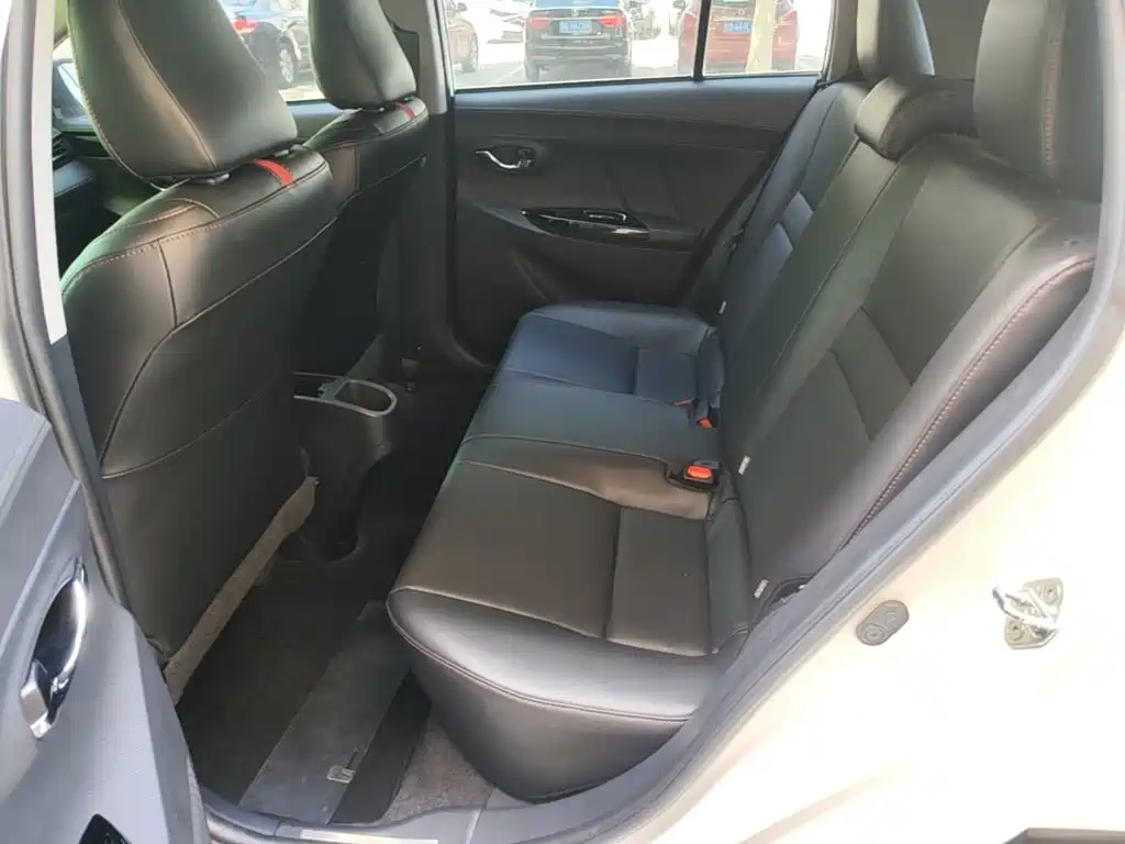 Toyota Yaris L — фото 17