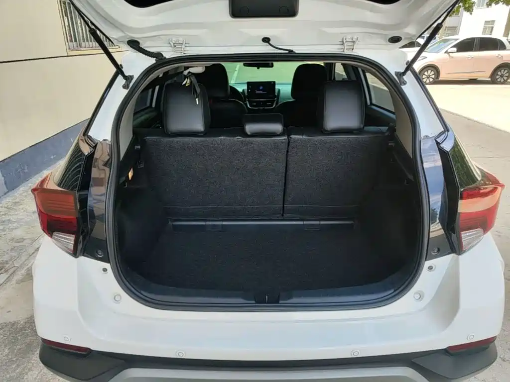 Toyota Yaris L — фото 19
