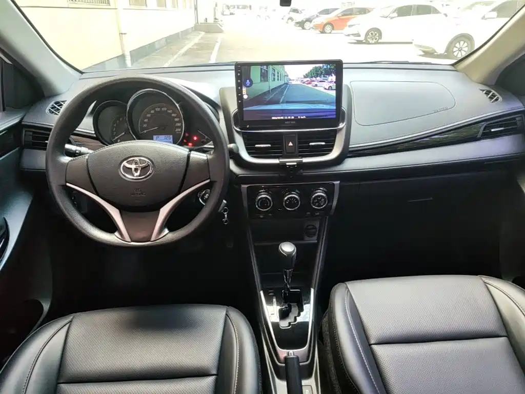 Toyota Yaris L — фото 10