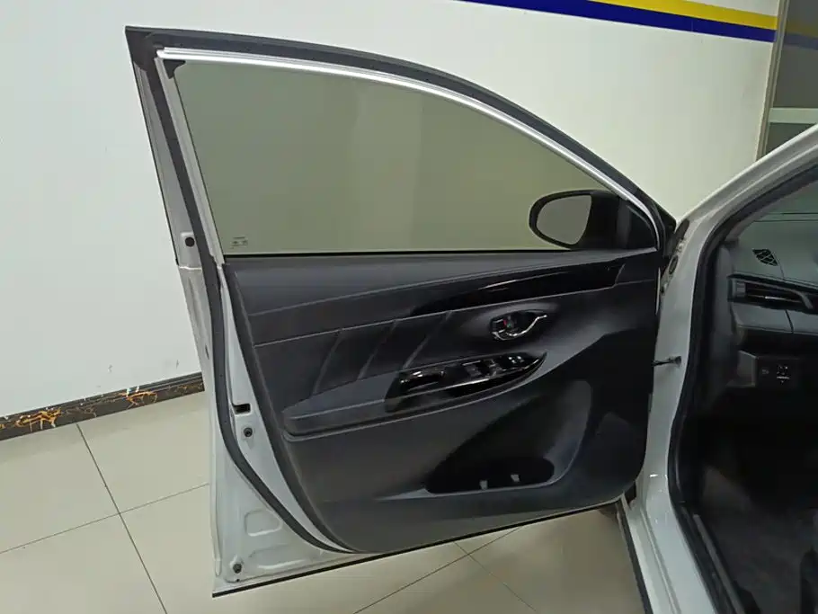 Toyota Yaris L — фото 7