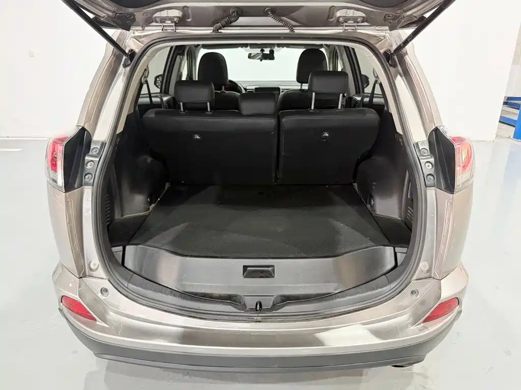 Toyota RAV4 — фото 7