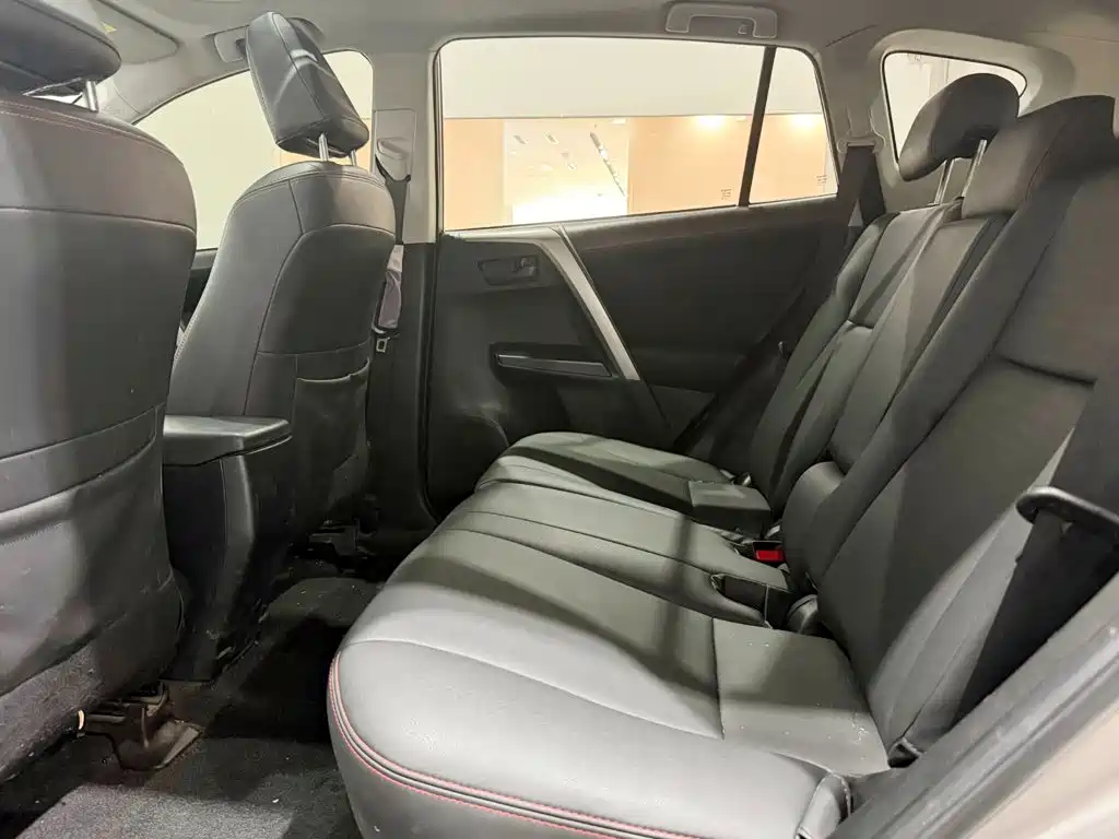 Toyota RAV4 — фото 8