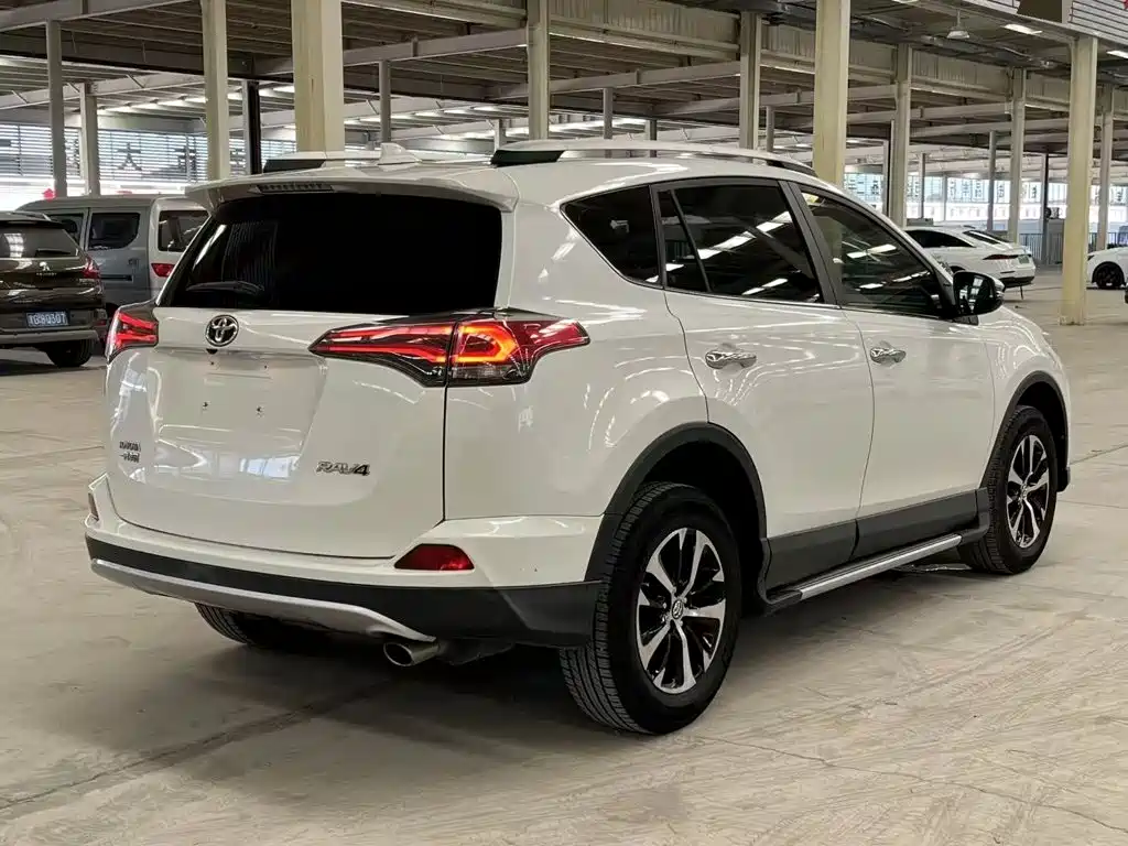 Toyota RAV4 — фото 4