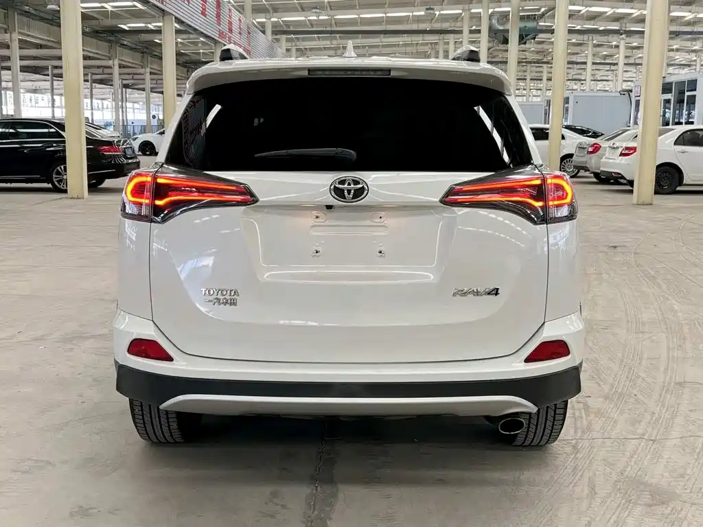 Toyota RAV4 — фото 5