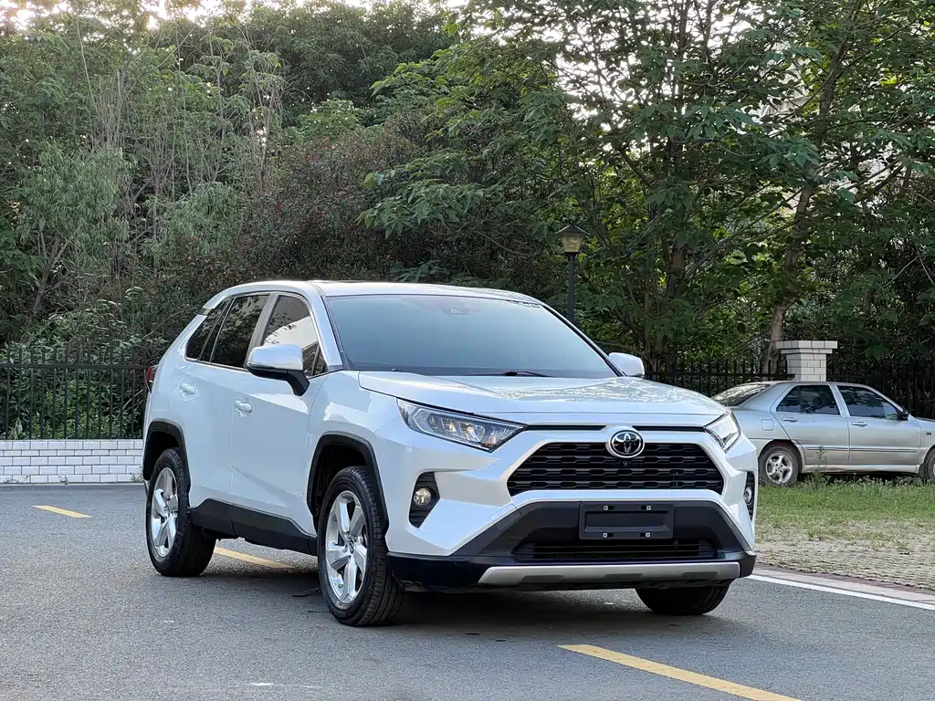 Toyota RAV4 — фото 3