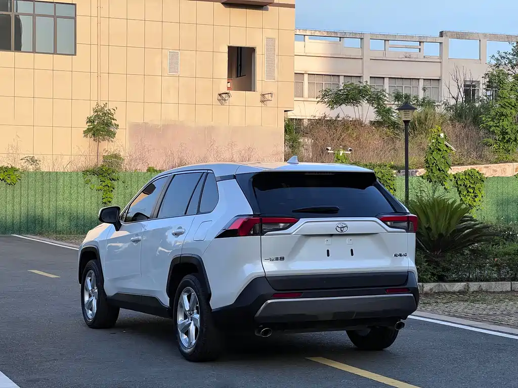 Toyota RAV4 — фото 4