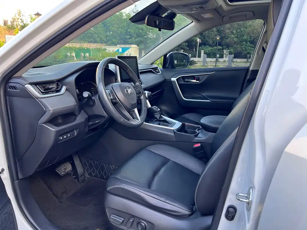 Toyota RAV4 — фото 8