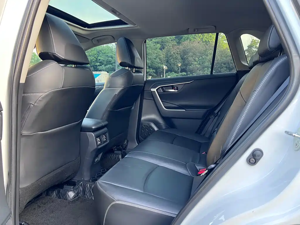 Toyota RAV4 — фото 9