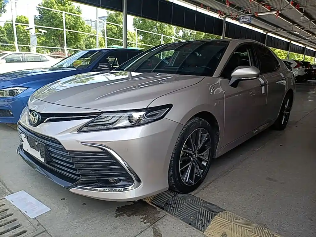 Toyota Camry — фото 2