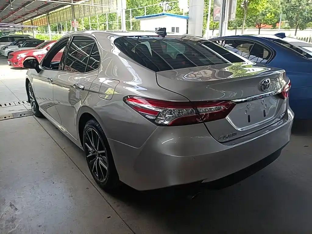 Toyota Camry — фото 5
