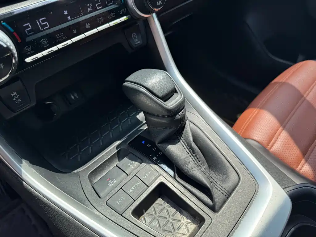 Toyota RAV4 — фото 11