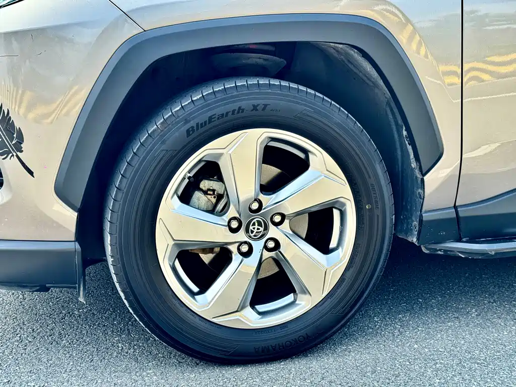 Toyota RAV4 — фото 15