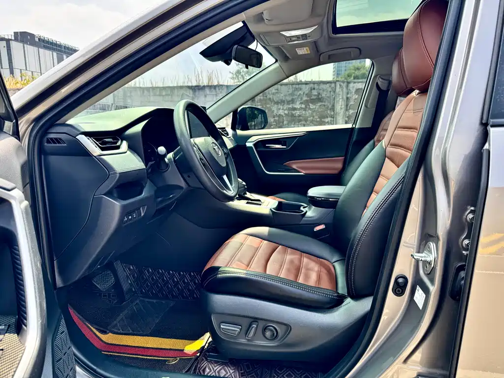 Toyota RAV4 — фото 4