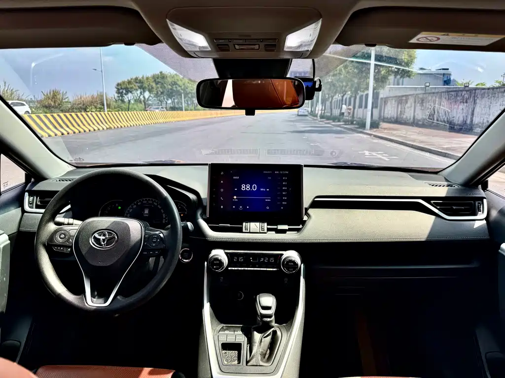 Toyota RAV4 — фото 5