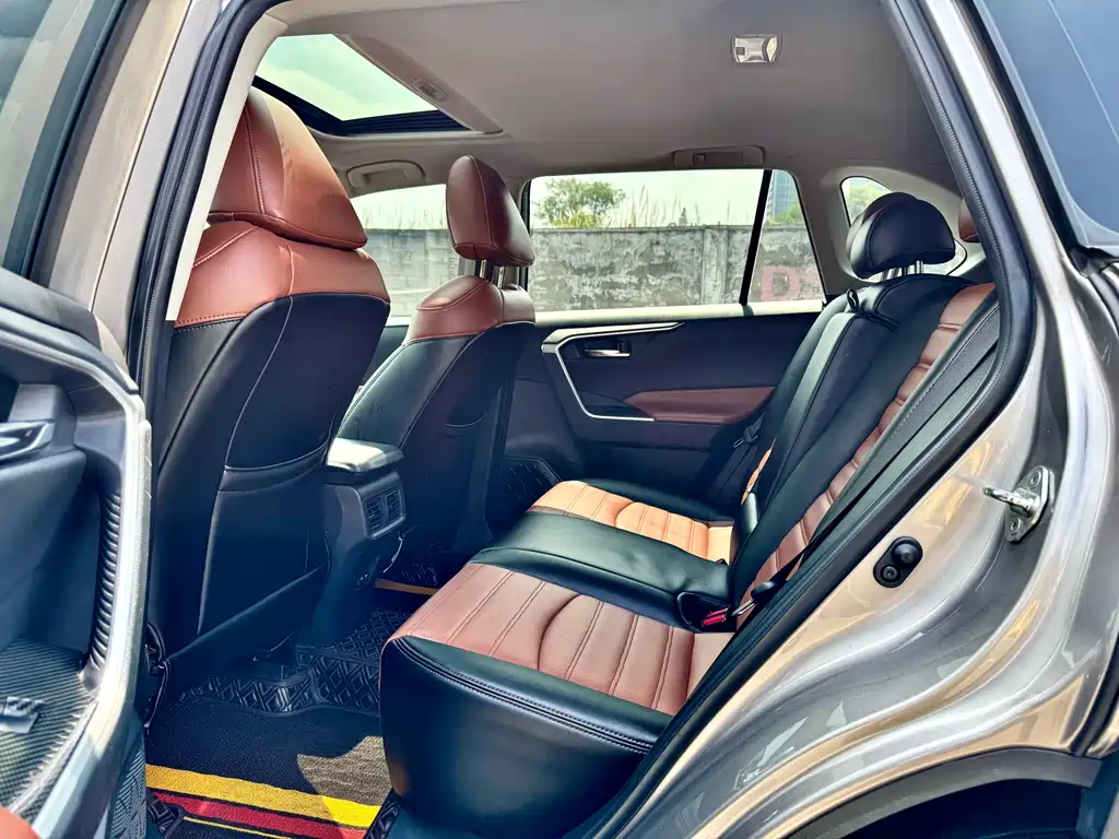 Toyota RAV4 — фото 6