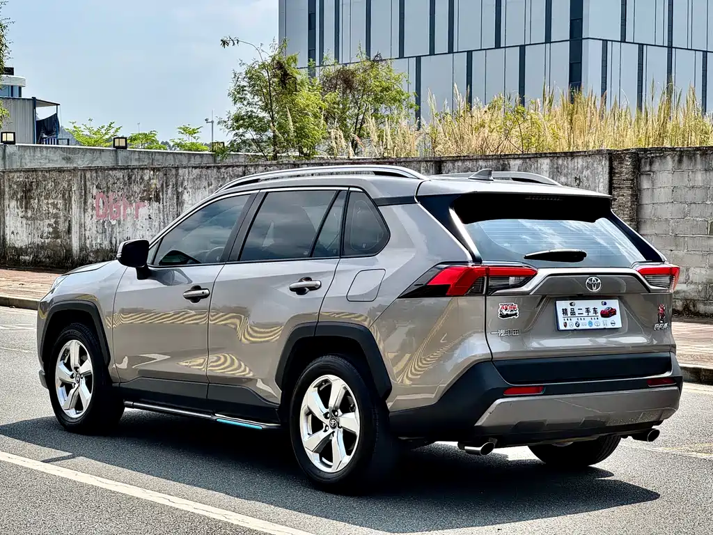 Toyota RAV4 — фото 7