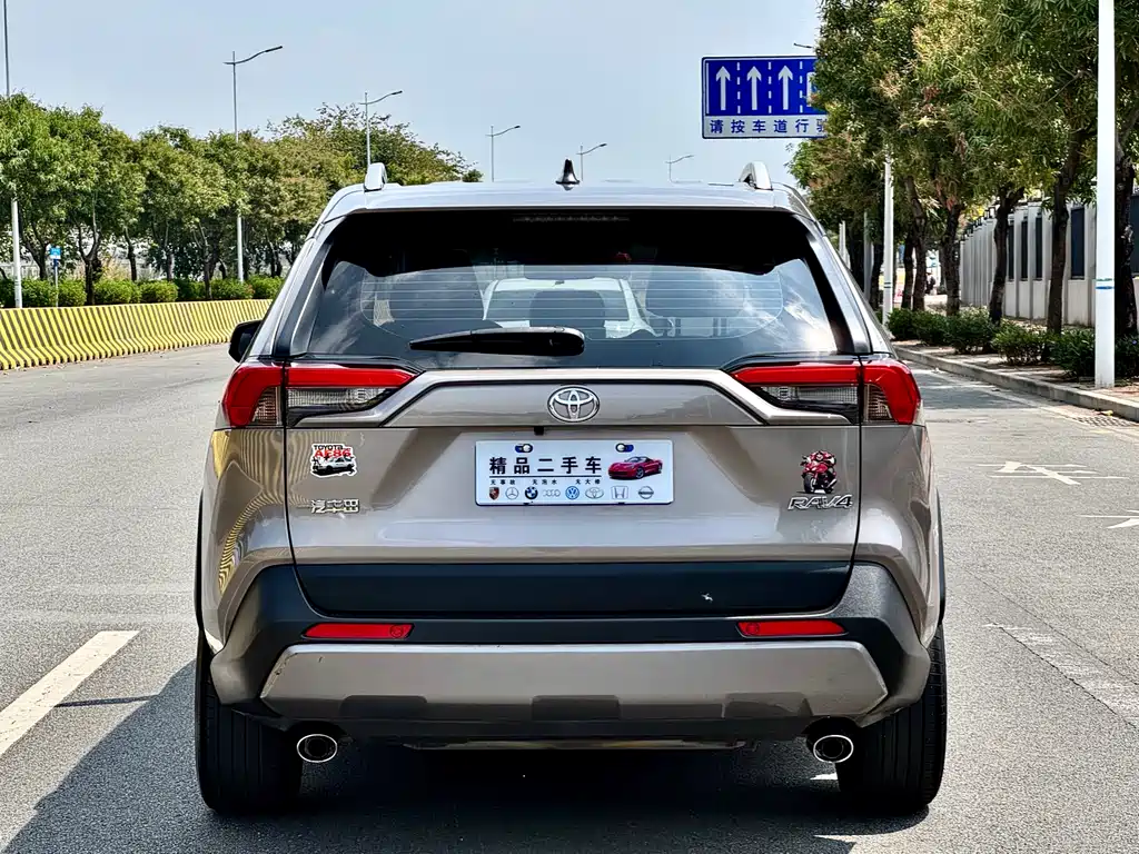 Toyota RAV4 — фото 8