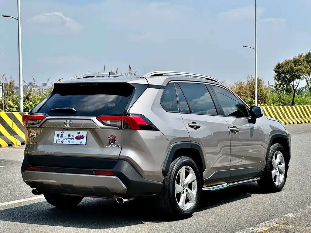 Toyota RAV4 — фото 9