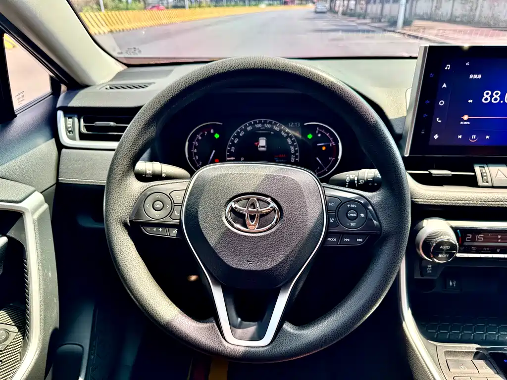 Toyota RAV4 — фото 10