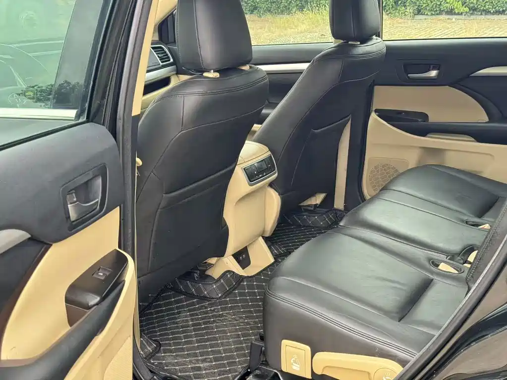 Toyota Highlander — фото 11