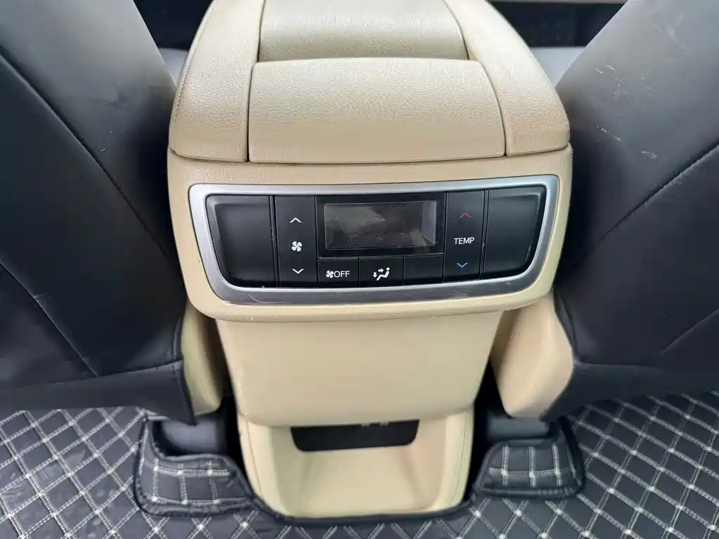 Toyota Highlander — фото 17