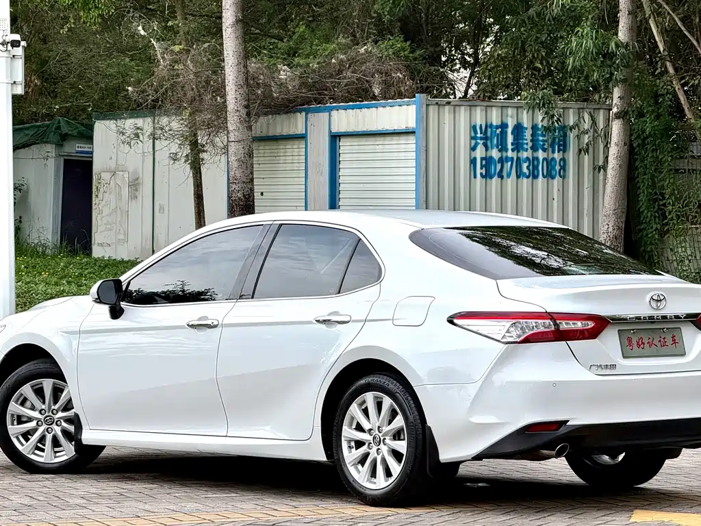 Toyota Camry — фото 5