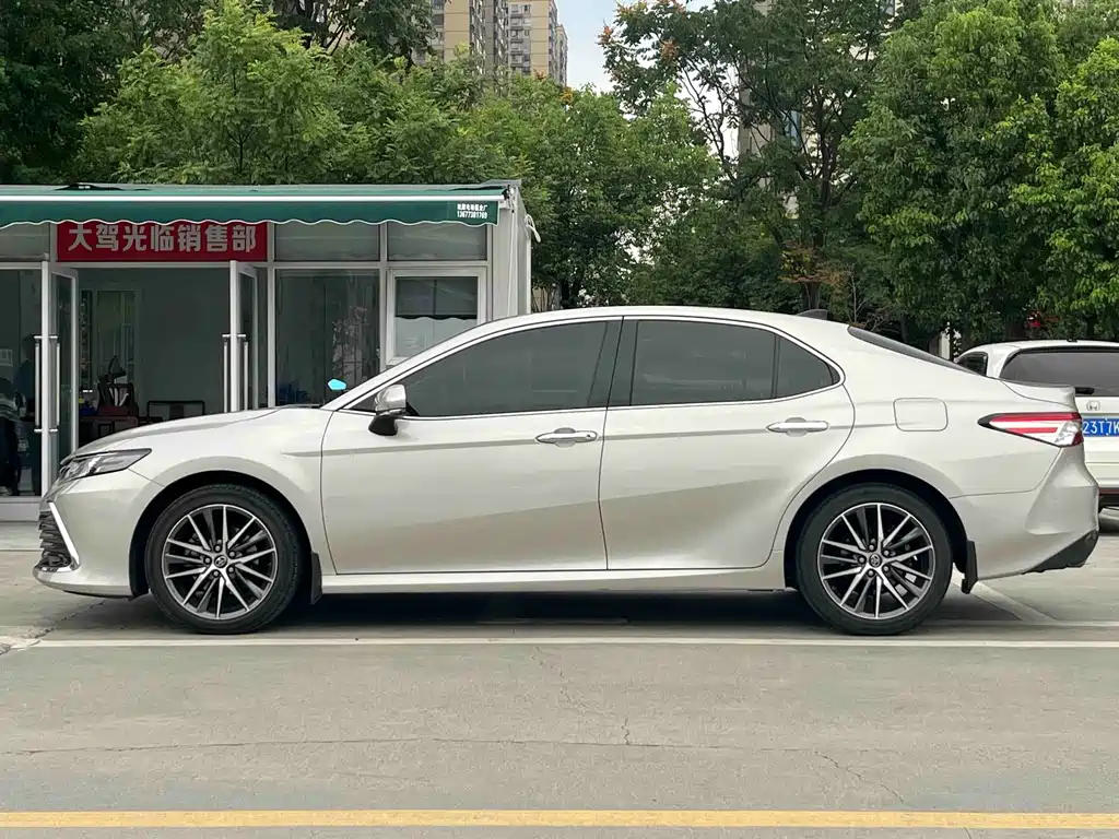 Toyota Camry — фото 3