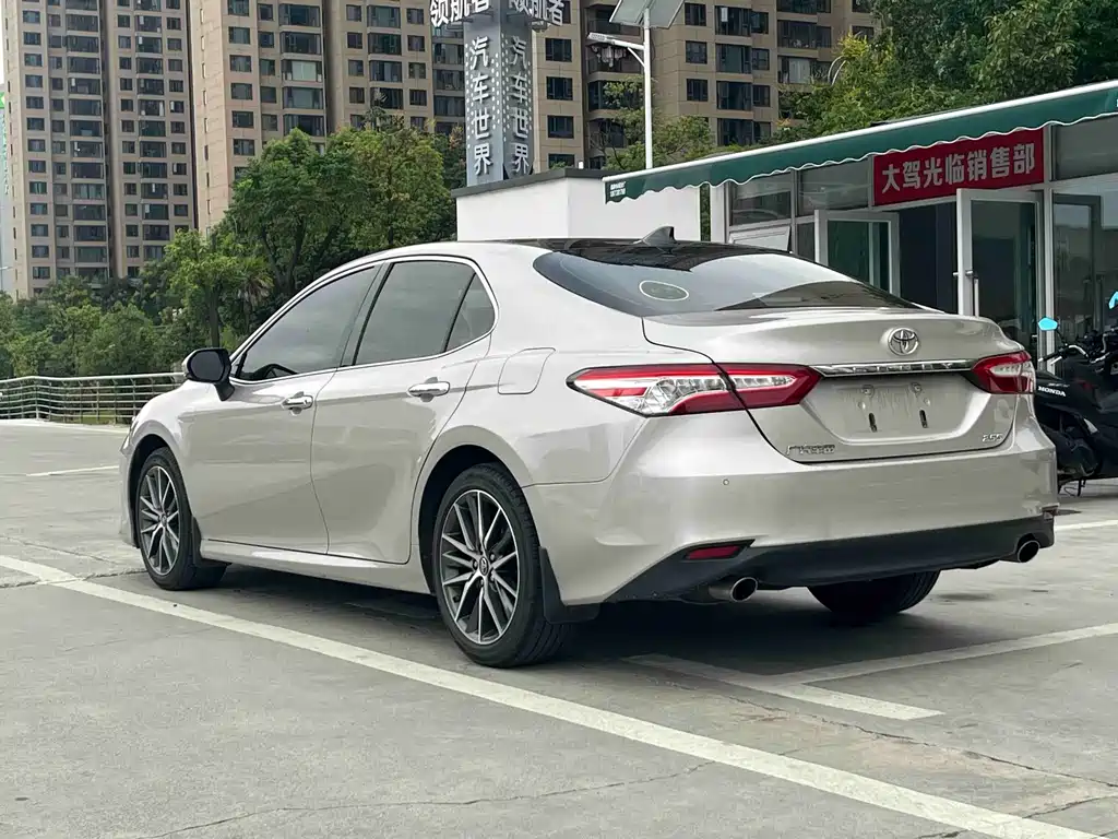 Toyota Camry — фото 4