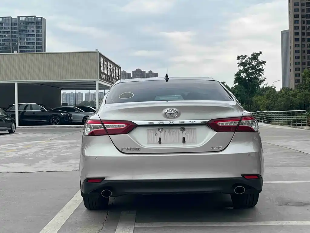 Toyota Camry — фото 5
