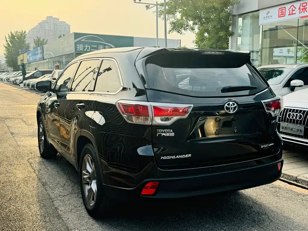 Toyota Highlander — фото 11
