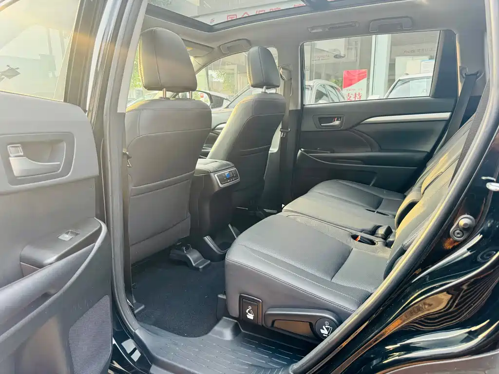 Toyota Highlander — фото 13